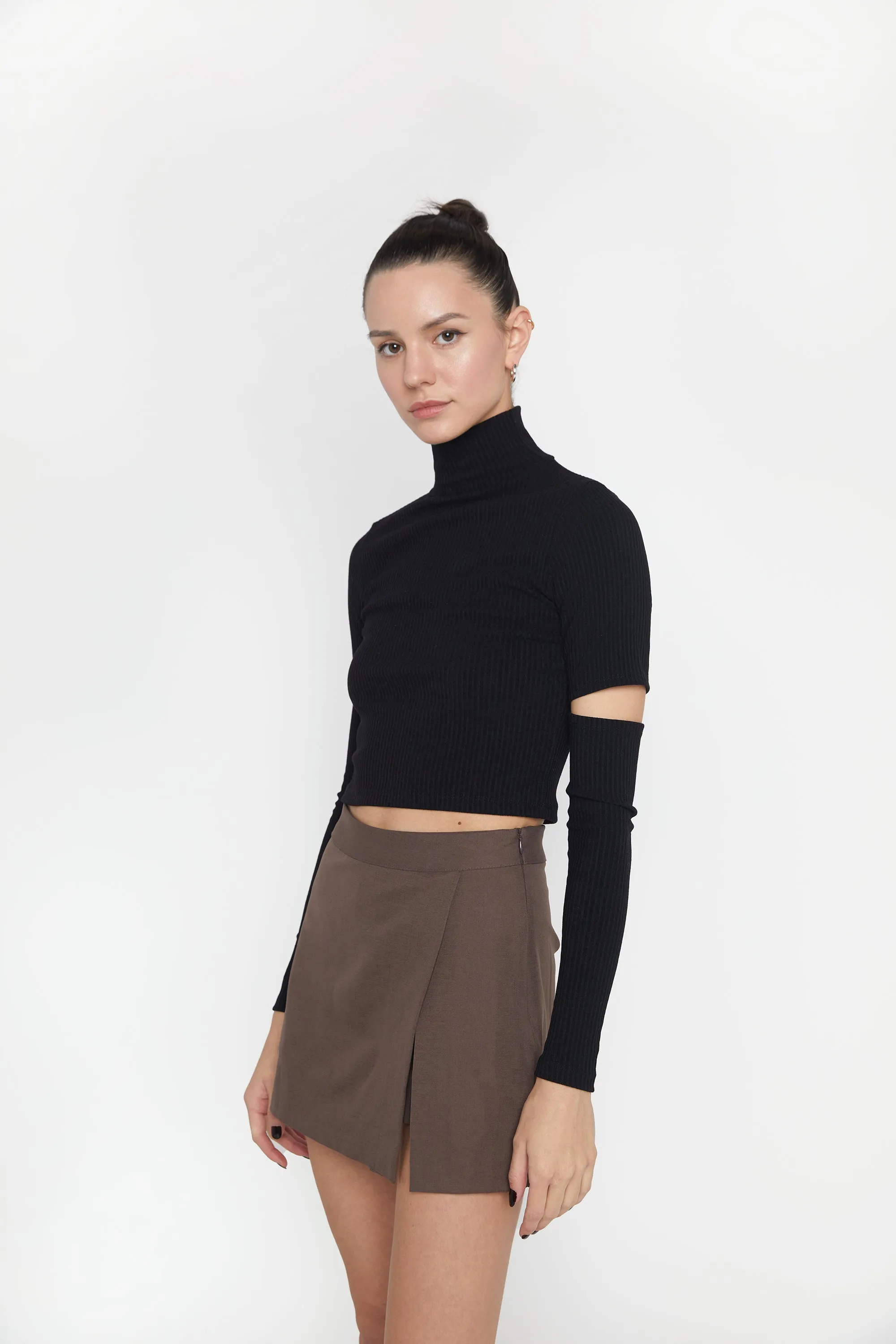 CUTOUT TURTLENECK TOP